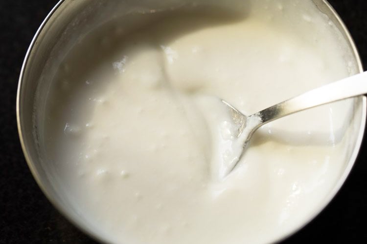 Quark (Joghurt) wird mit einem Löffel geschlagen