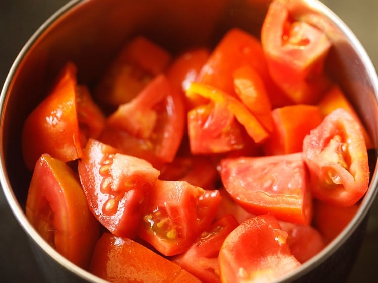 pizza-sauce1 chopped tomatoes in a blender jar