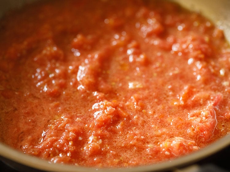 sekoitetaan ja keitetään tomaattisose edelleen