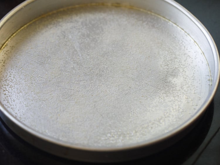 assembling-veg-pizza1 round shallow baking tin greased with olive oil and dusted with semolina