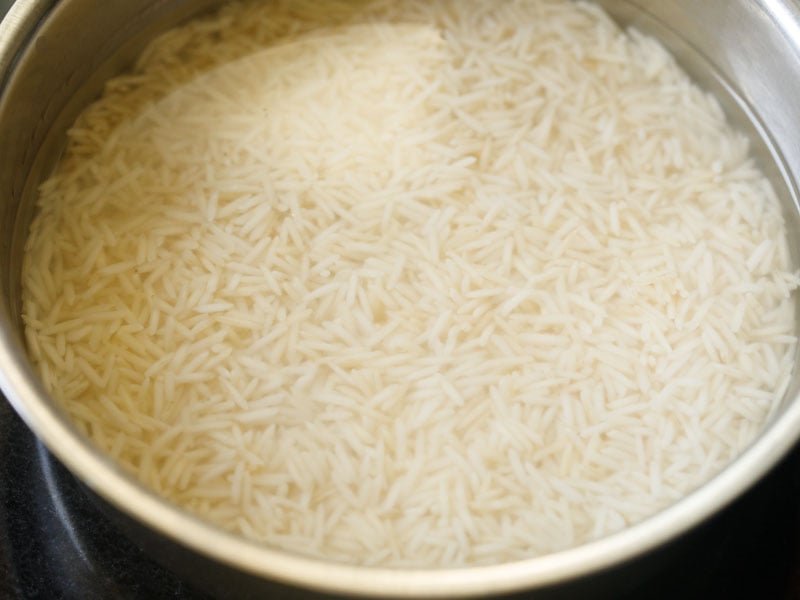 basmati arroz de molho na água para fazer o arroz frito