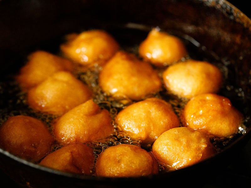 golden fried vada in hot oil