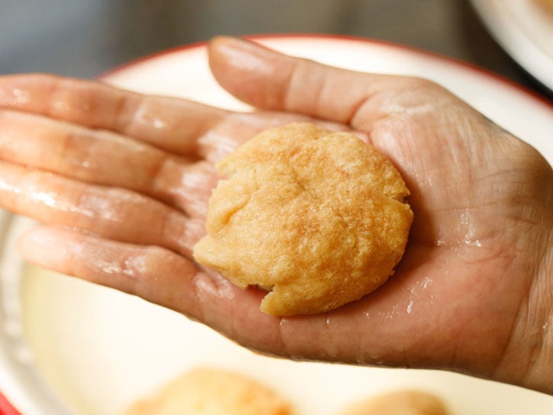 pressed vada in palm