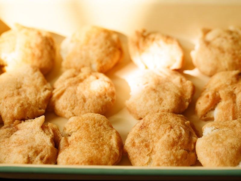 vada placed in a tray