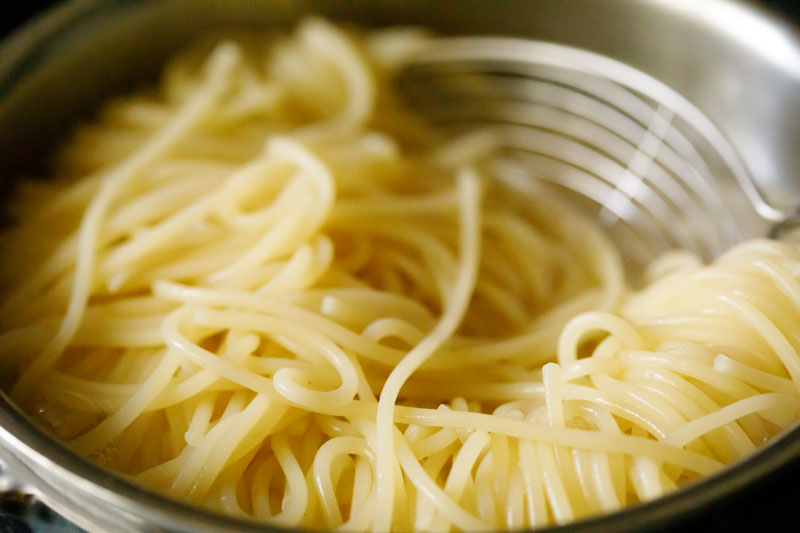 cooked spaghetti in a strainer