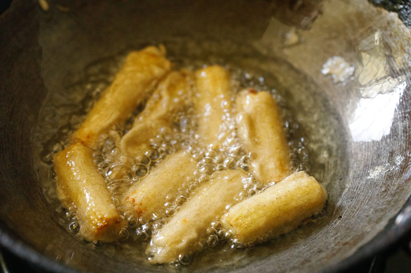 frying baby corn pieces in hot oil