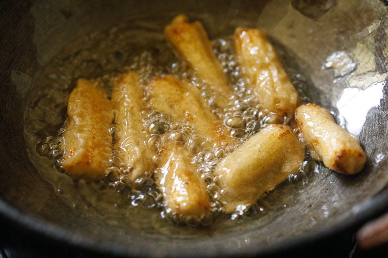 frying baby corn pieces in hot oil