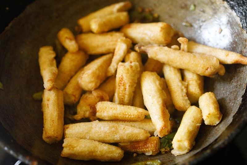 fried baby corn in the wok