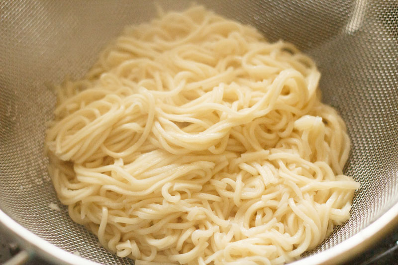 cooked noodles in a strainer