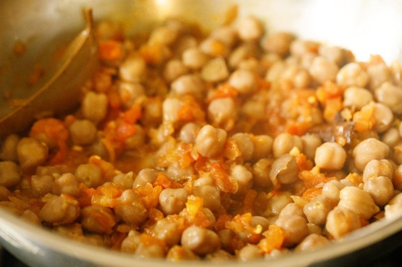 cooked chickpeas mixed well with the onion-tomato mixture 