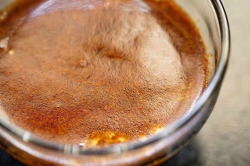 agua tibia mezclada con café en un tazón