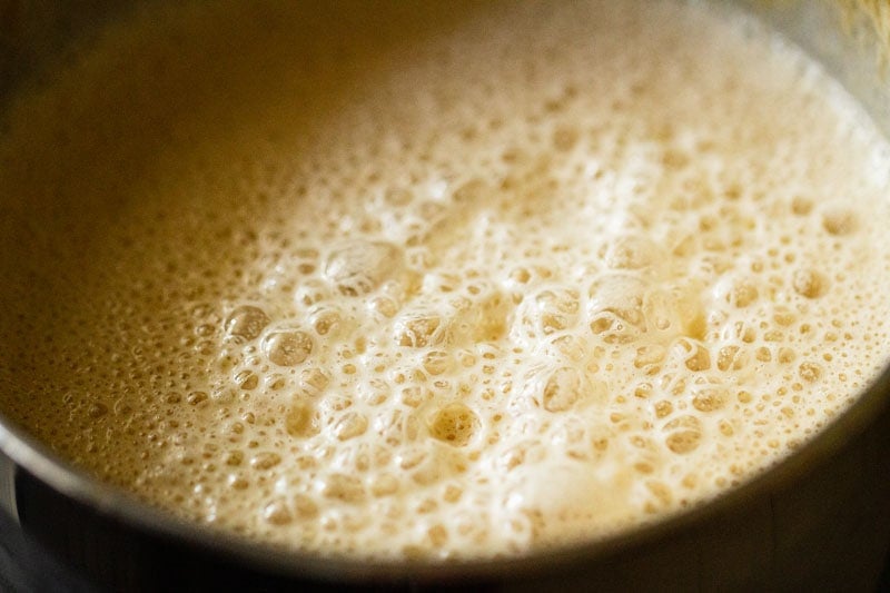 café frío mezclado con una capa burbujeante espumosa en la parte superior