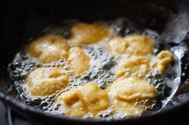 aloo pakora being fried in hot oil