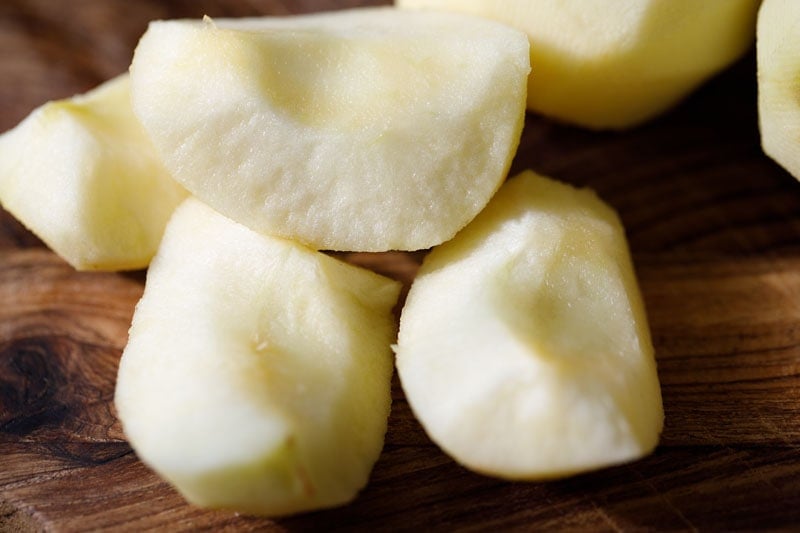 peeled apples that have been cored and quartered
