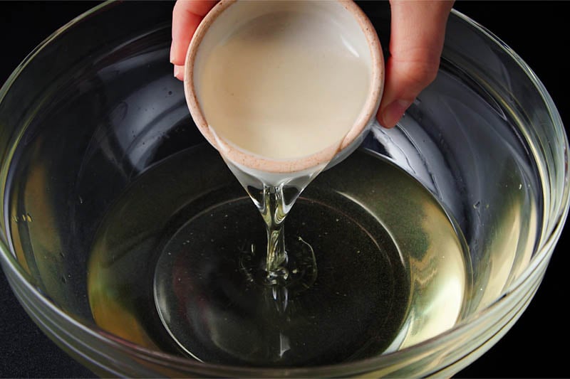 öljyä lisätään sokerivesisekoitukseen