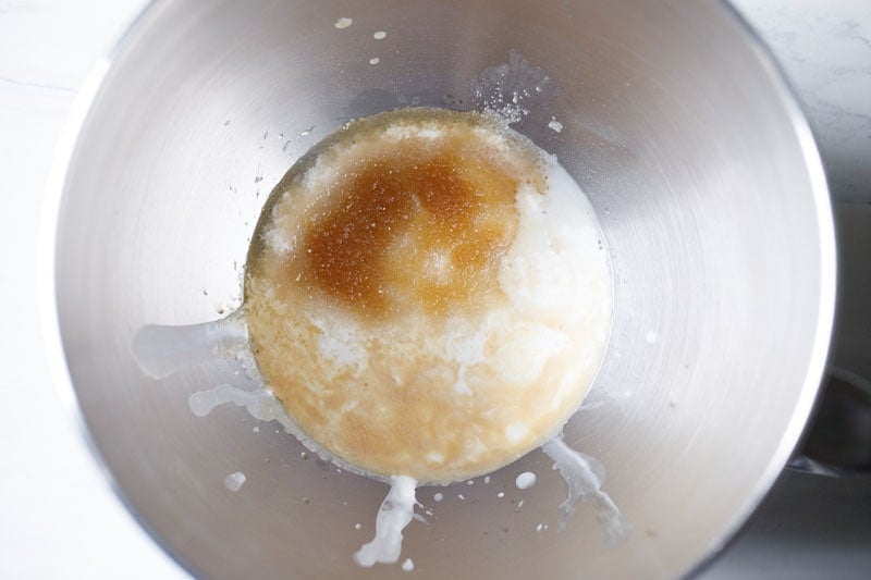 cream, vanilla and sugar in a bowl