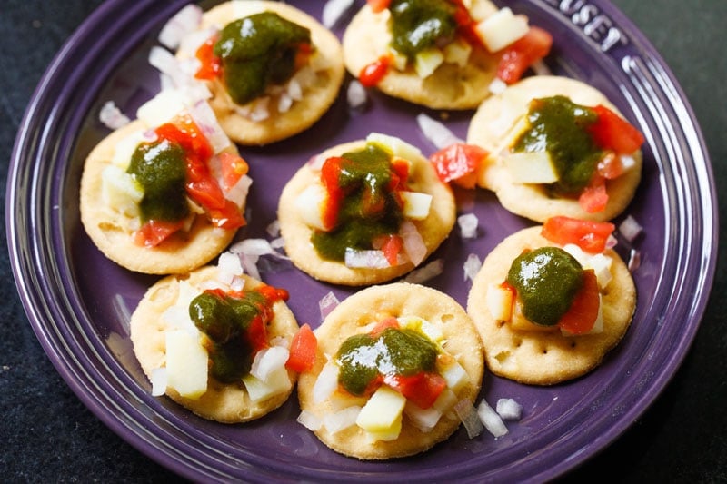 green chutney on the puris