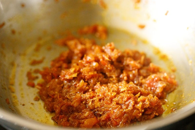 oil leaving the sides of the tomato onion masala