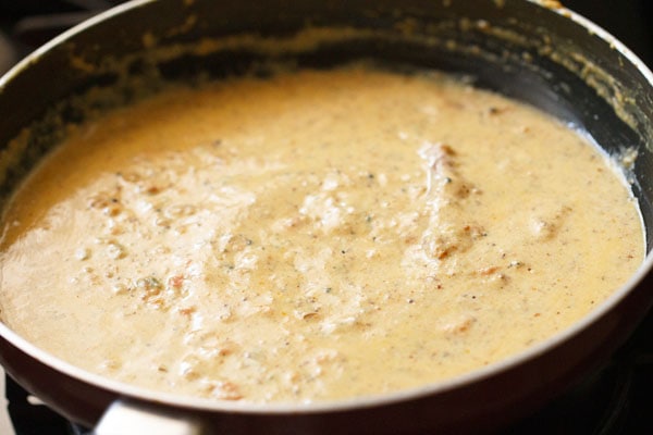 simmer achari gravy in pan