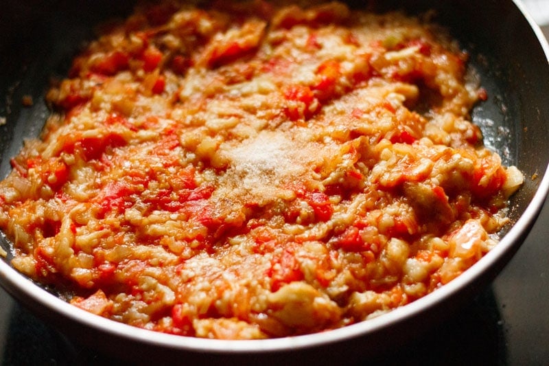 salt sprinkled on the baingan bharta mixture