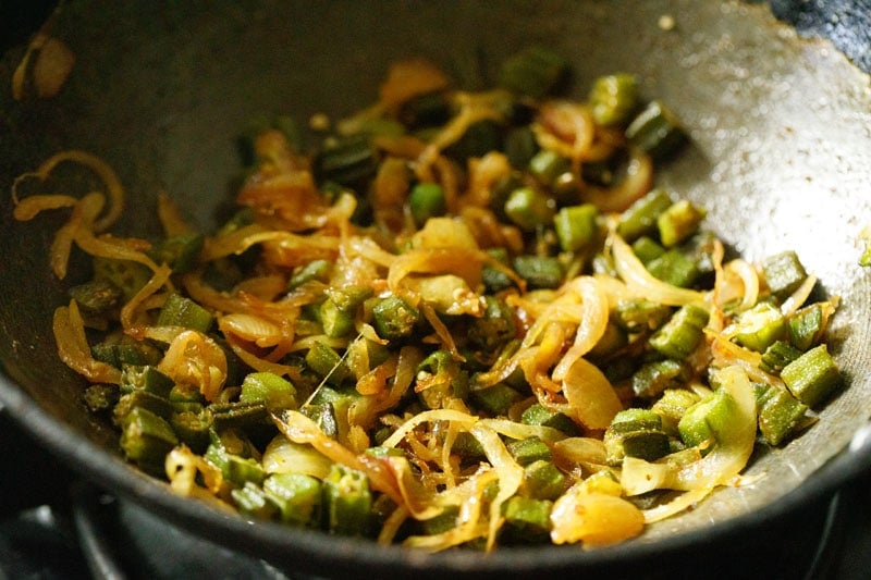 cooked bhindi do pyaza in pan