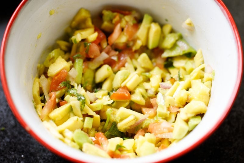 completed guacamole in a bowl