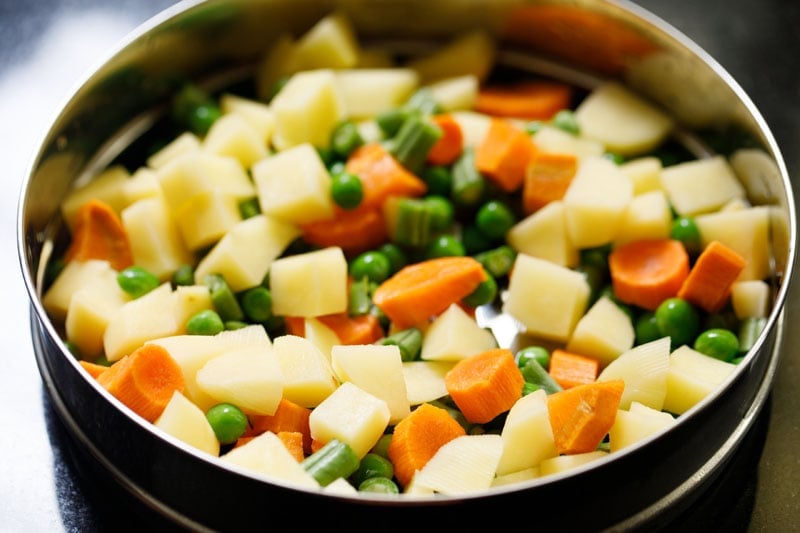 chopped mix vegetables in steamer pan