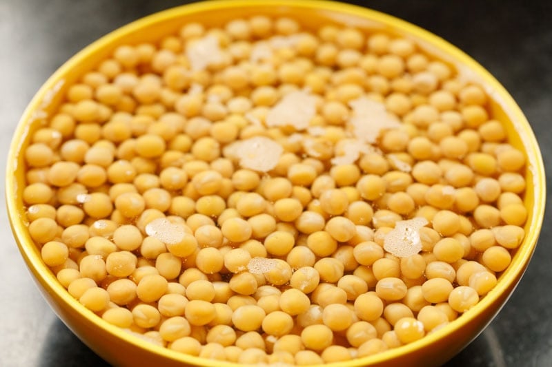 soaked dried white peas in water