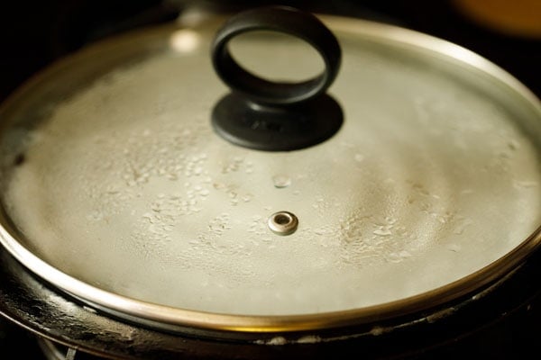 dosa covered with glass lid