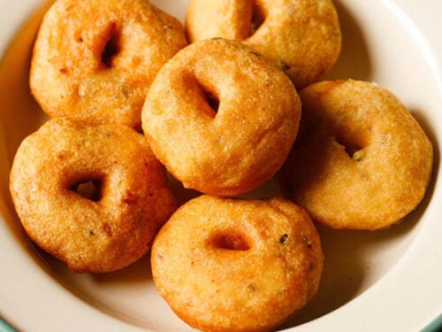medu vada stacked neatly in green lined beige colored plate