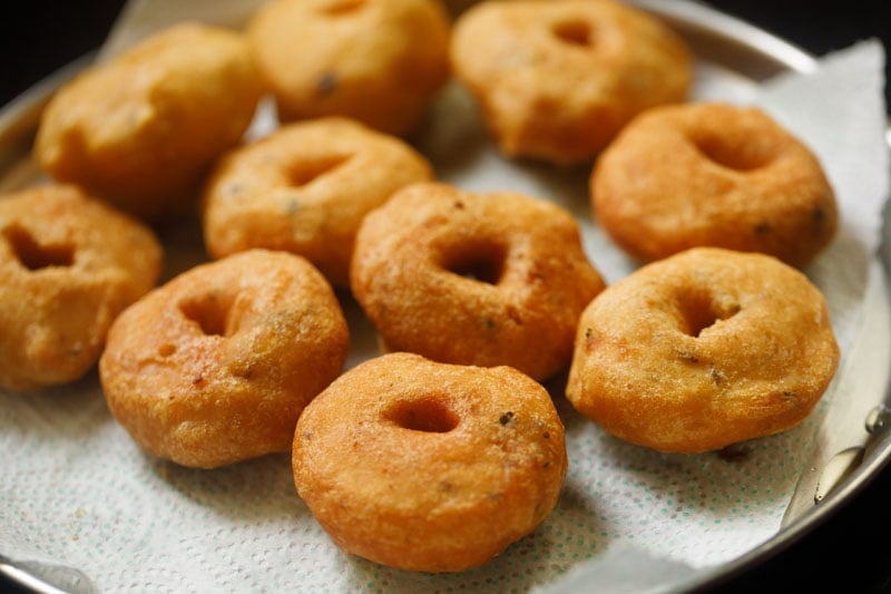 medu vada placed on kitchen paper towels