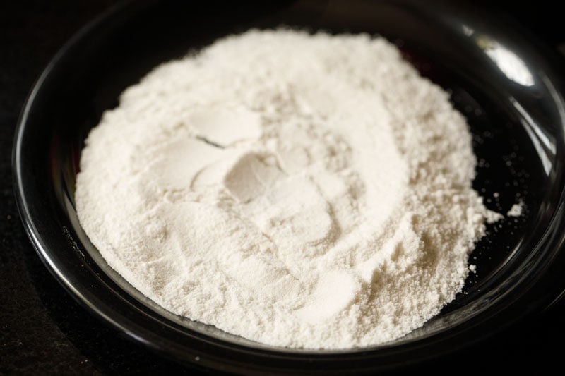 rice flour in a black plate