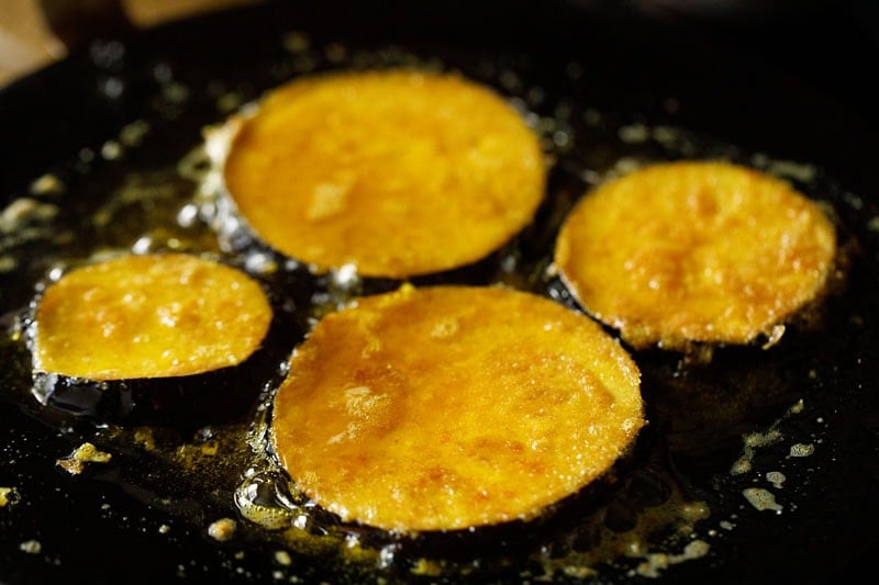 pan frying baingan slices in oil