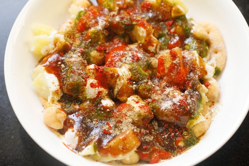 papdi chaat with chutney and seasoning