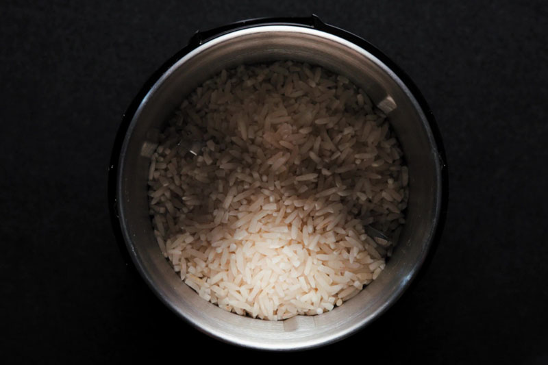 granos de arroz secos en una licuadora