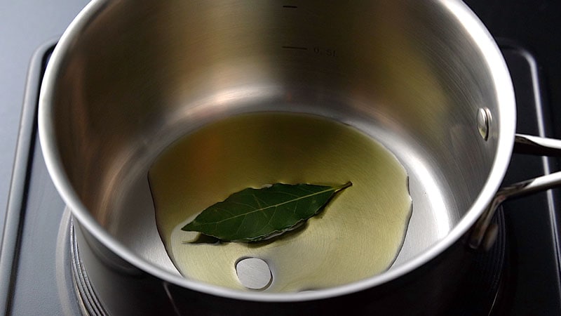 bay leaf in oil