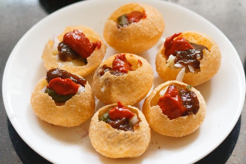 puris stuffed with potatoes, onions and chutneys