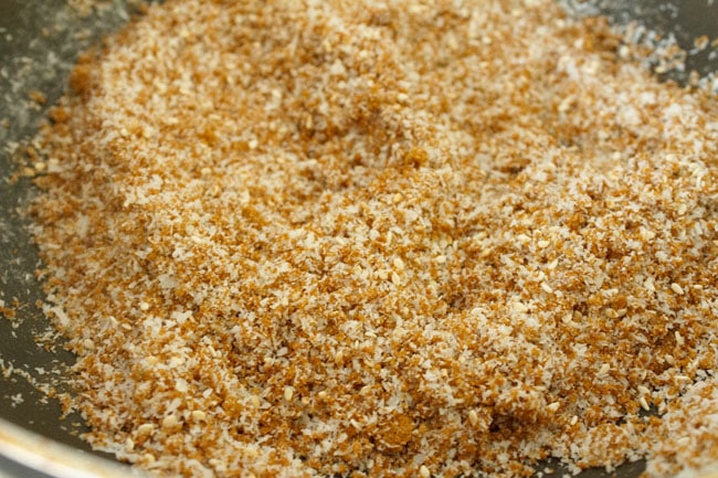 ingredientes de relleno de modak frito mezclados en una sartén