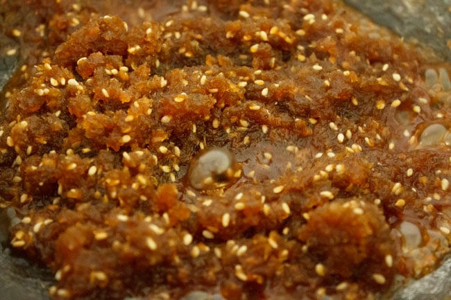 Ingredientes dulces de relleno que se cocinan en una sartén.