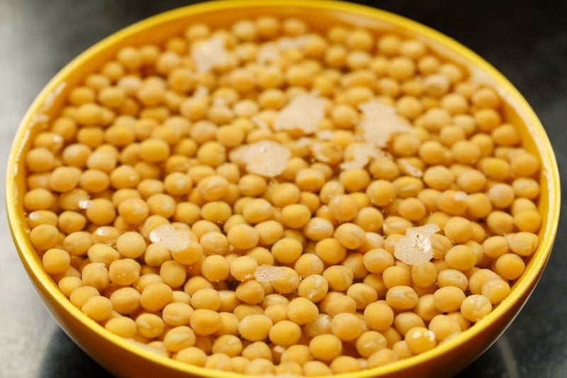 soaked white peas in water