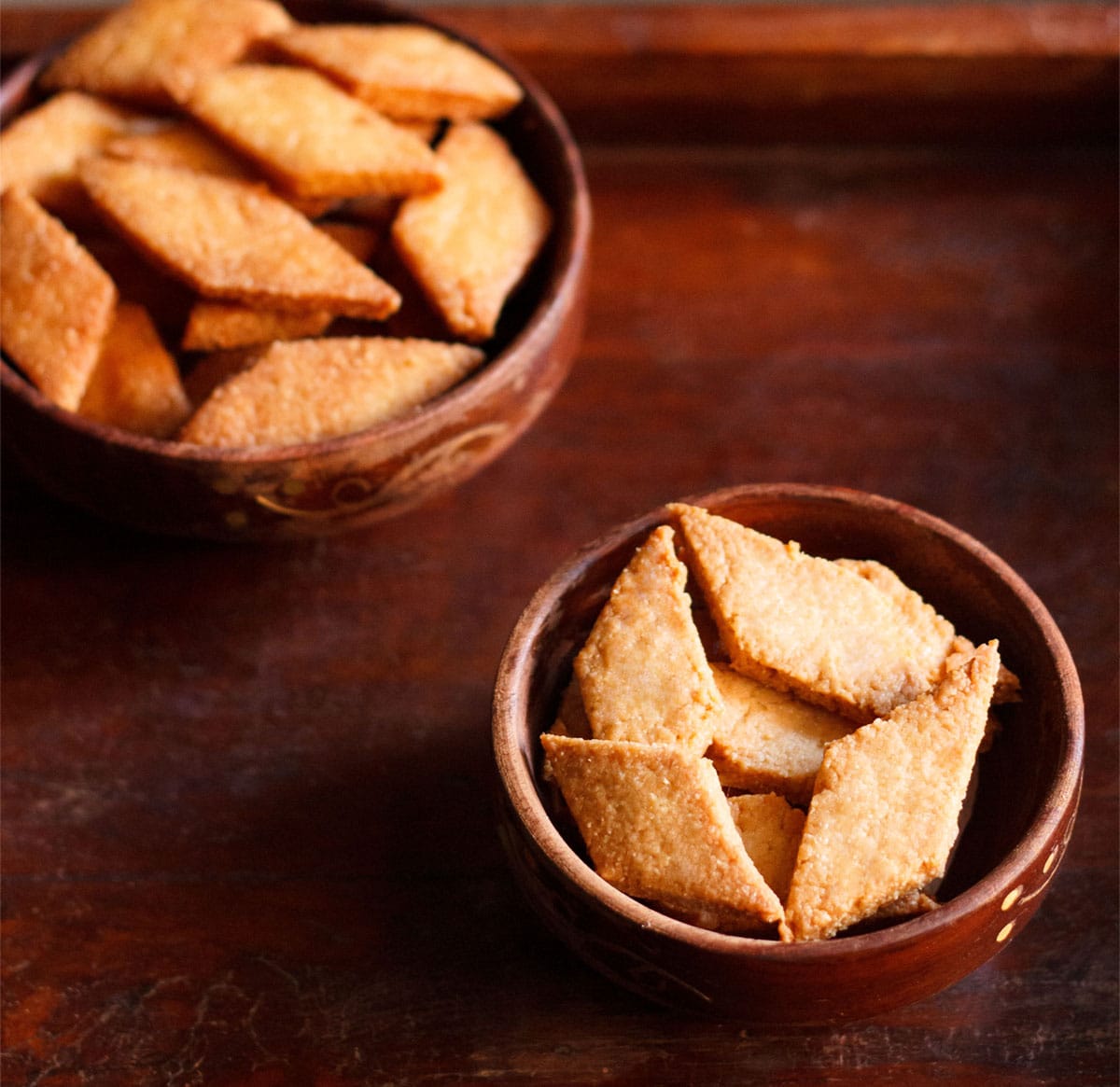 baked shankarpali in a brown wooden bowl