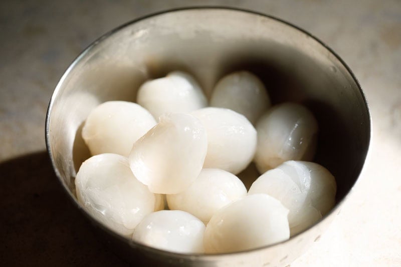 Peeled litchi fruits in a bowl.