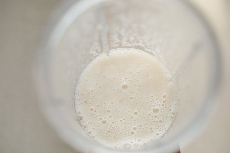 Pureed litchi in a blender.
