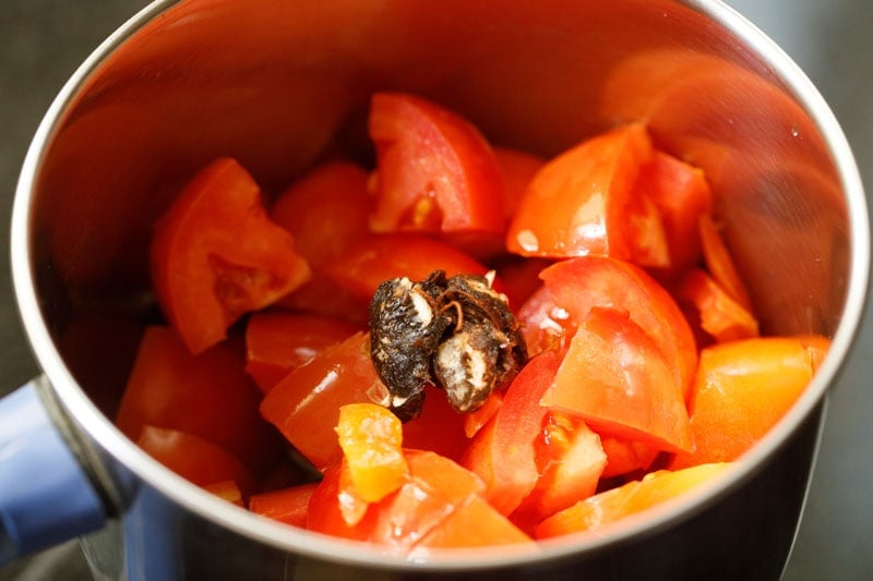 chopped tomatoes and tamarind in a blender.