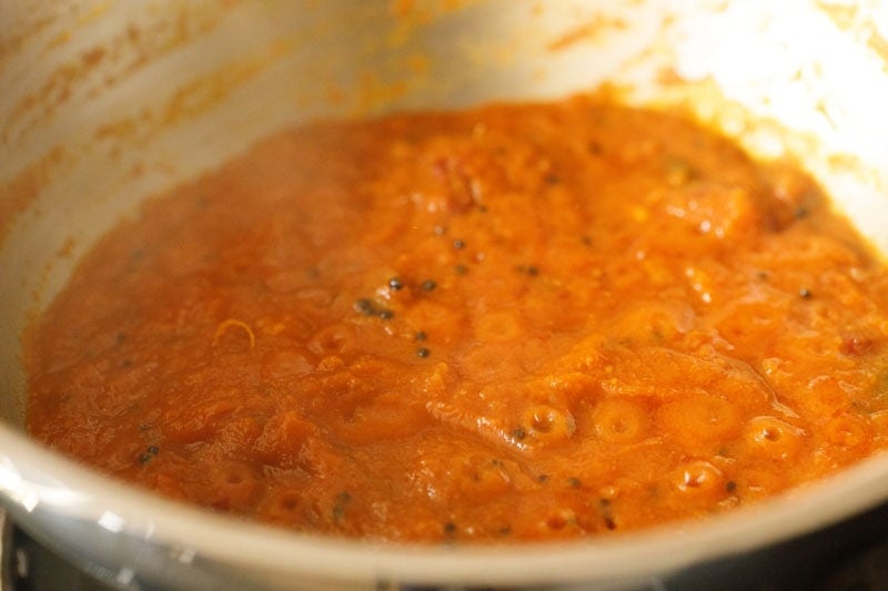 thickened and cooked tomato thokku.