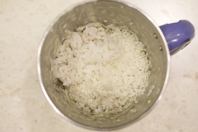 rice and poha added to blender for making batter for paddu. 
