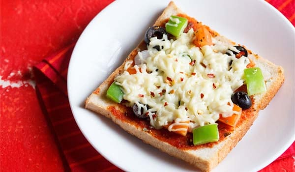 Bread Pizza Recipe (Easy 15 Minutes) Bread Pizza Recipe (Easy 15 Minutes)