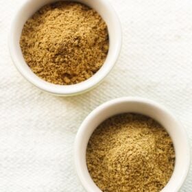 bhuna jeera powder (roasted cumin powder) and regular ground cumin in two bowls.