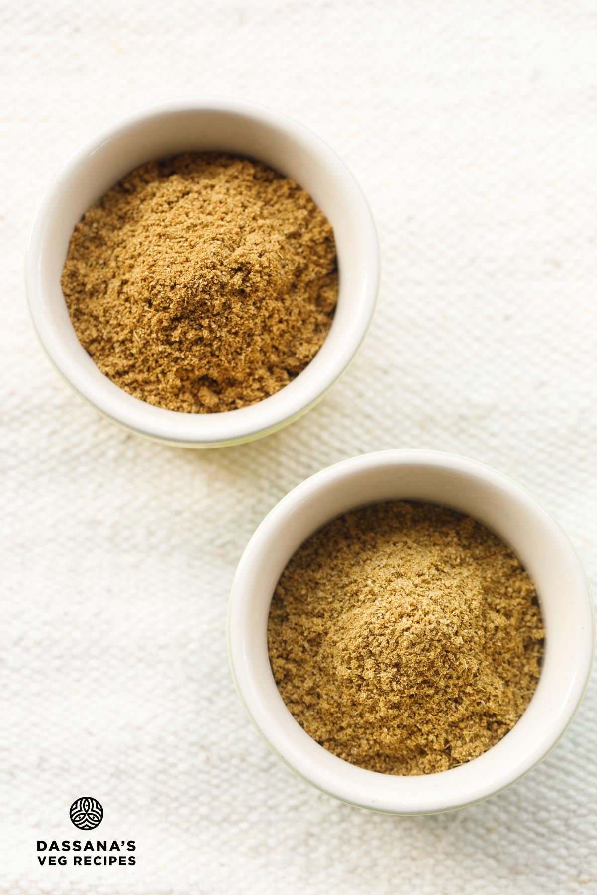 bhuna jeera powder (roasted cumin powder) and regular ground cumin in two bowls.