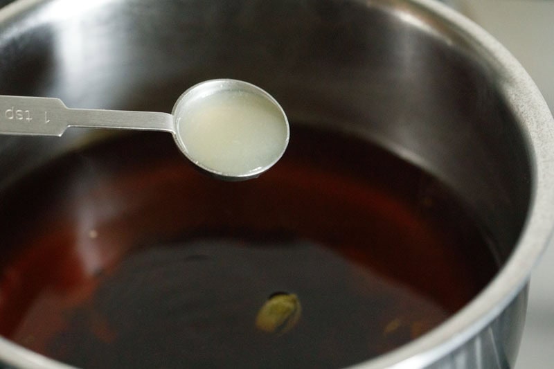 adding lemon juice to sulaimani tea. 